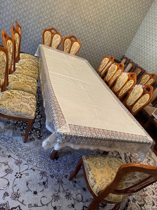 Стол  и стулья гостиная мебель