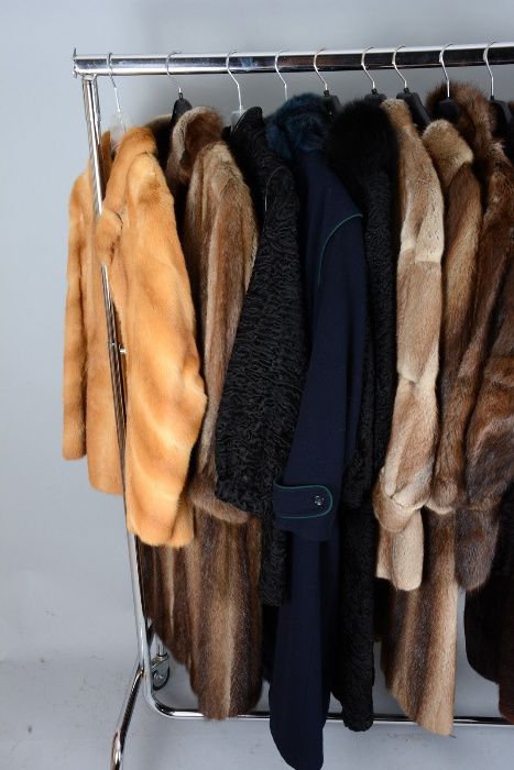 FASCINATIA ELEGANTEI ! Haina de blana clasa lux.