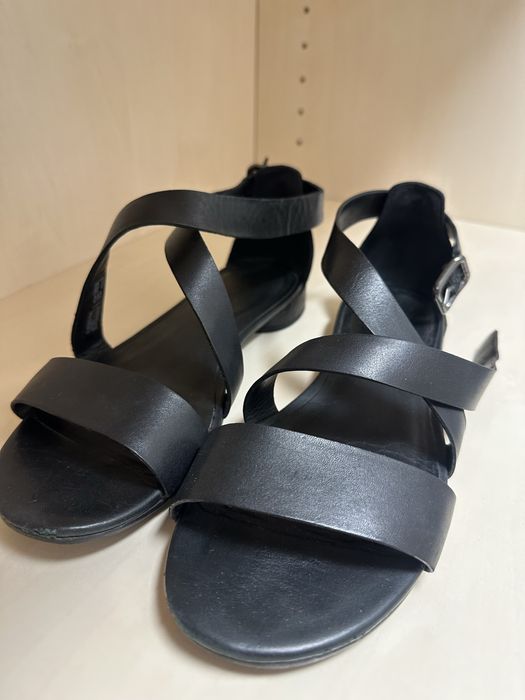 Продам босоножки