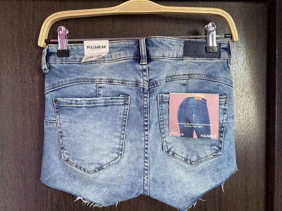 Pantaloni scurți de blugi cu push-up Pull&Bear