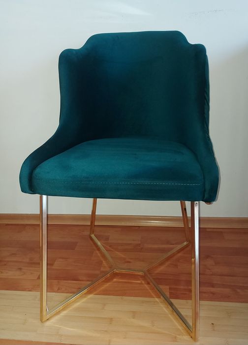 Vând 2 scaune din catifea verde smarald