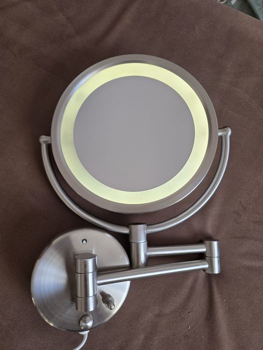 Oglinda pentru make-up cu prindere pe perete.