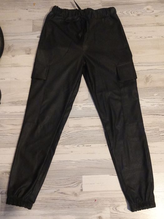 Vând pantaloni de piele