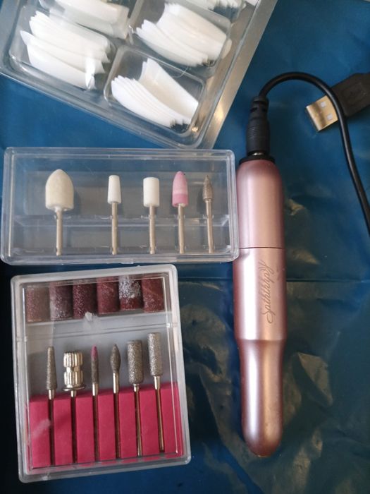 Lampa uv plus ustensile pentru unghii