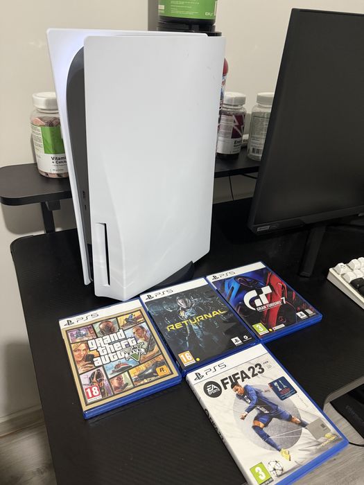 Playstation 5 + игри + 1 джойстик и един джойстик за части