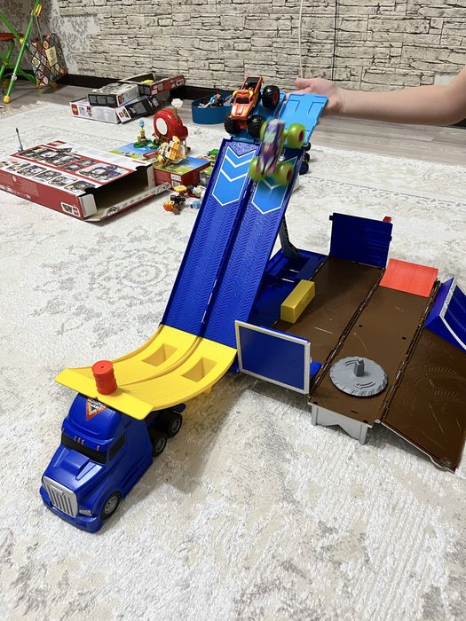 Продам крутой транформер набор Monster Jam