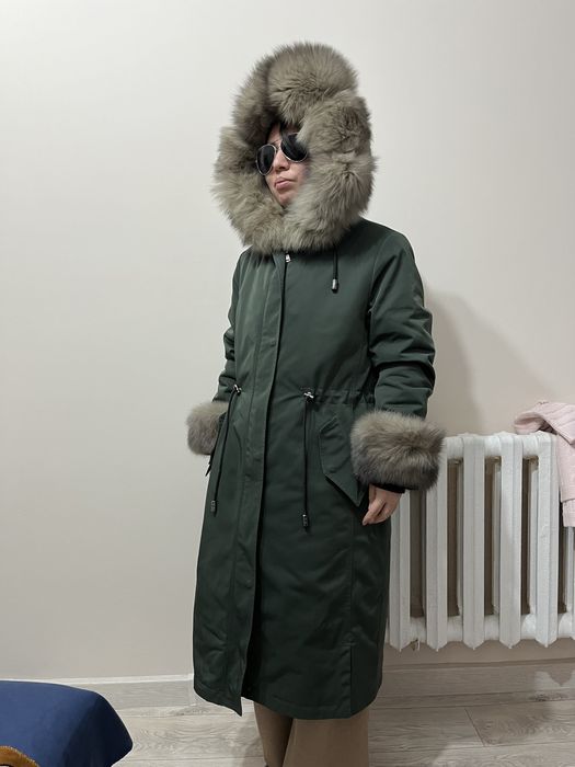 Парка зеленого цвета с капюшеном