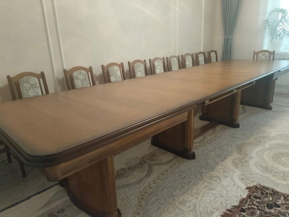 Большой дубовый стол со стульями