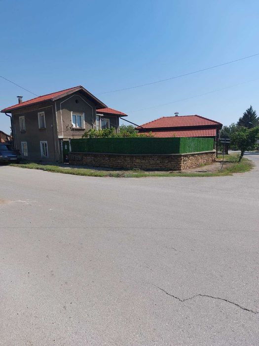 Метални оградни пана и колове. Мрежа с декорация.Ограда. Врати.