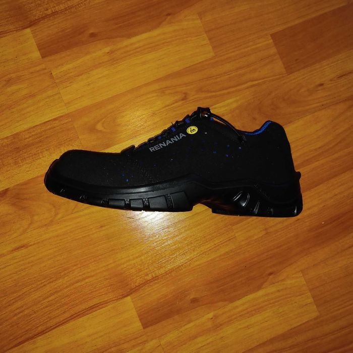 Vănd bocanci cu bombeu metalic!