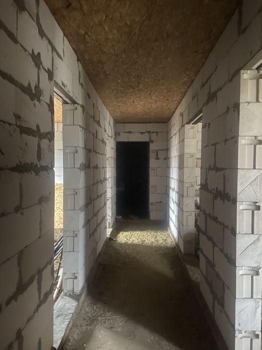 Продам участок с недостроенным  домам