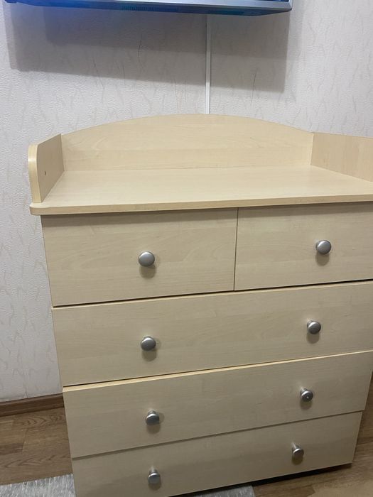 продам комод - пелинальный стол