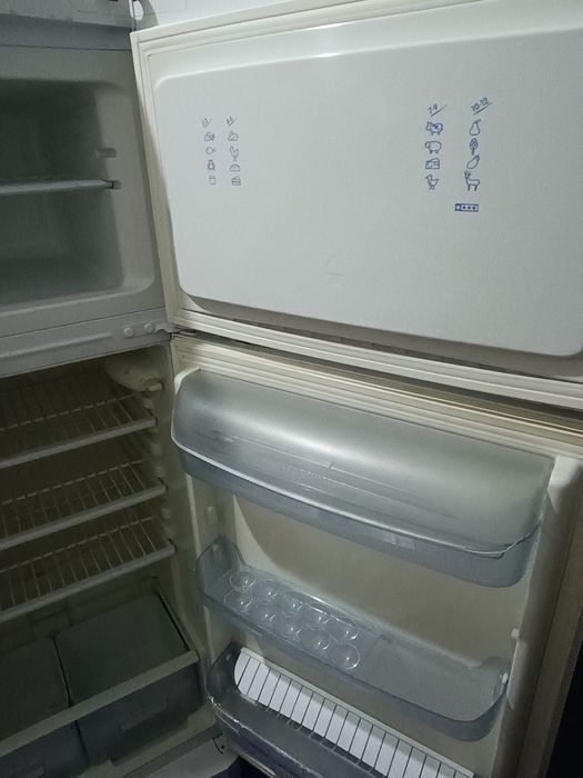 Продам двухкамерный холодильник