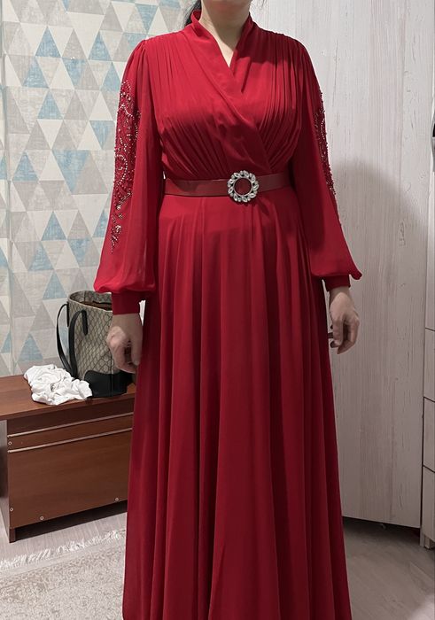 Красное платье надетое всего 1 раз