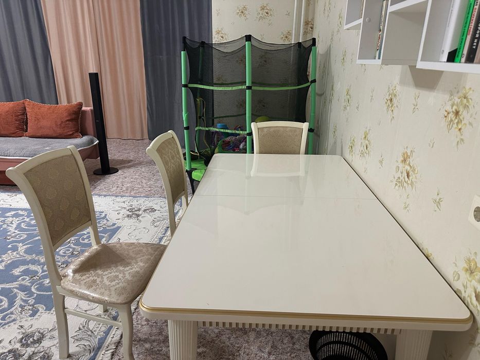 Стол  раздвижной и стулья