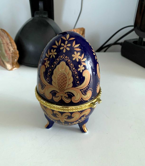 Ou decorativ tip Fabergé din porțelan cobalt cu suport cutie originală