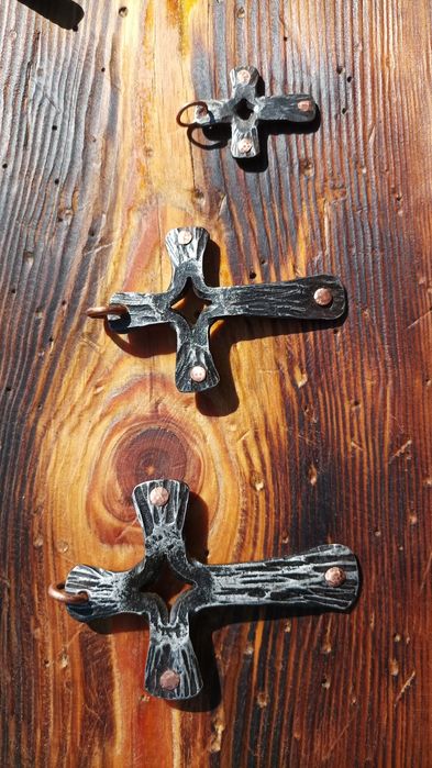 Cruci lucrate manual la forja