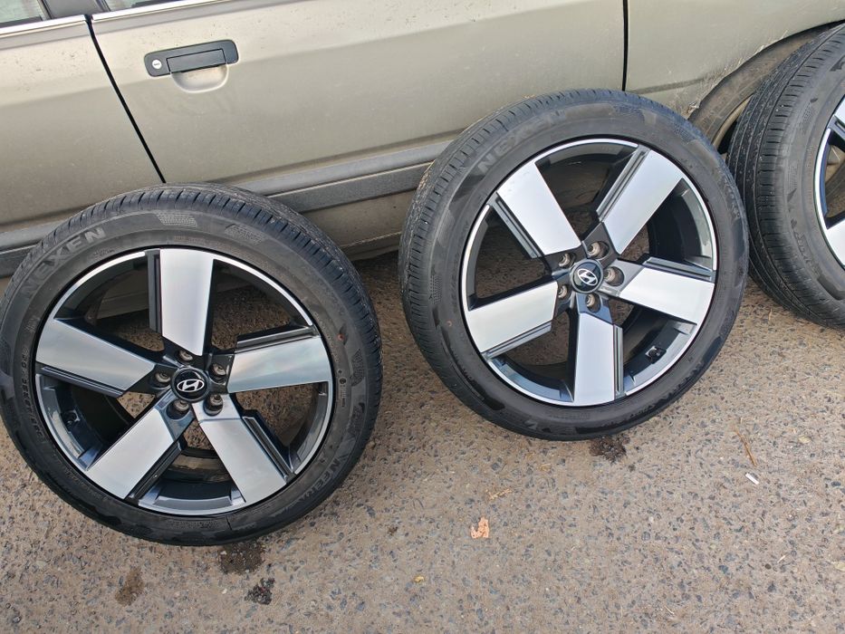 Диски с резиной.