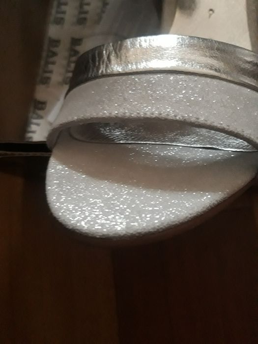 Продавам нови елегантни сандали