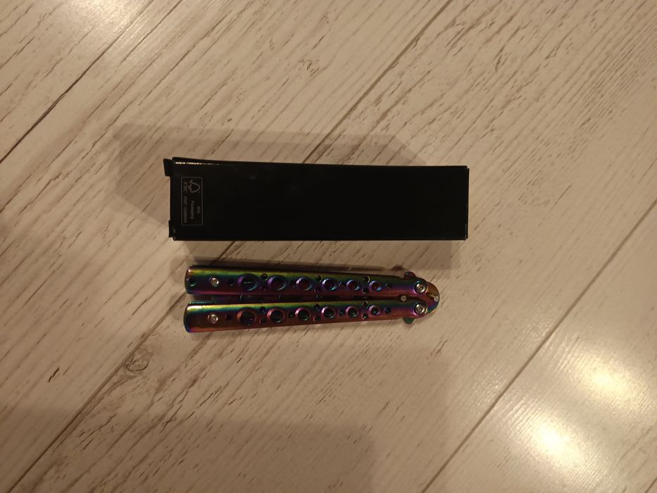 Vând buterrfly nou cu lama inofensivă