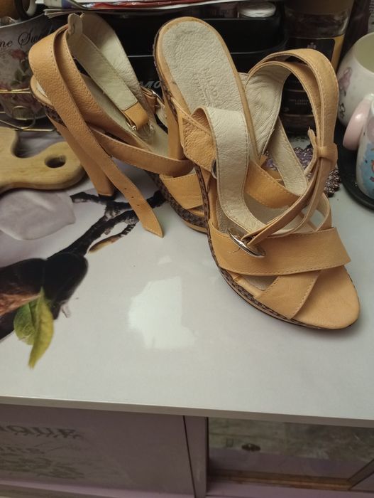 Нови кожени сандали