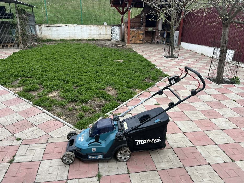 Mașina de tuns iarba Makita