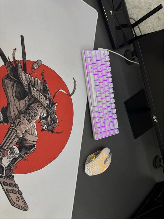 Продается игровая механическая клавиатура , мышка и коврик