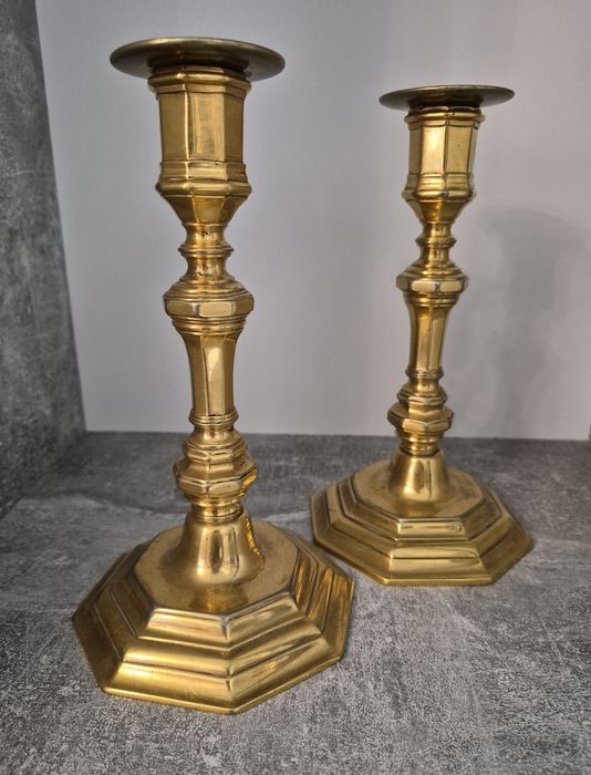 Pereche două sfeșnice vechi din bronz, 22cm, fabricate in Marea Britanie in anii 1970.