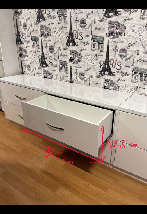 витрина бяла и стъклена дизайн и секция