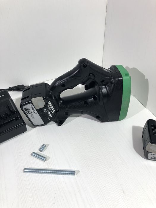 Mașină pentru debitat bară filetată Hitachi