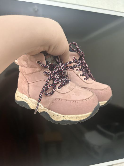 Отдам детские ботинки