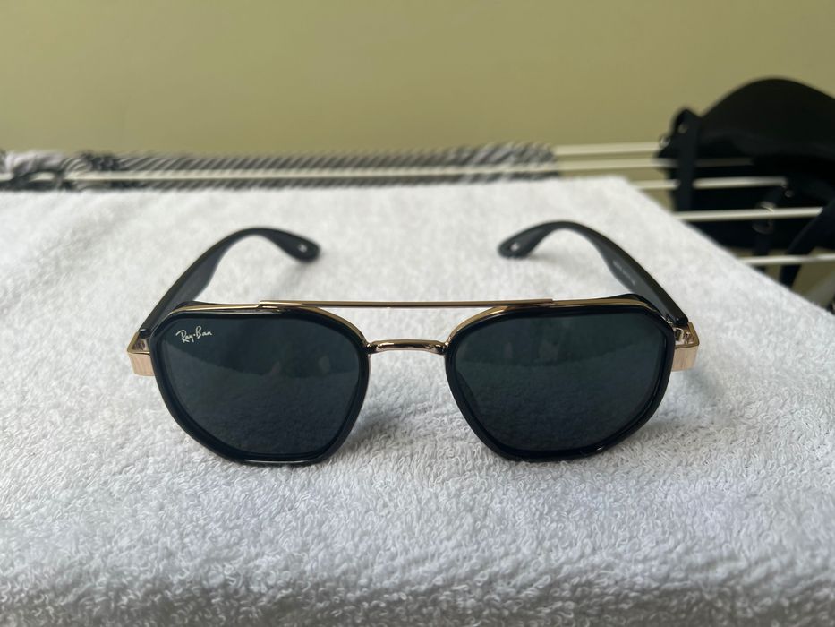 Продават се очила на феррари