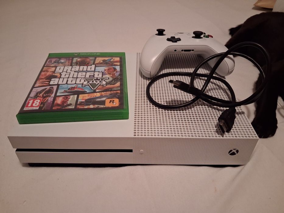 Xbox One S cu GTA 5 si o maneta