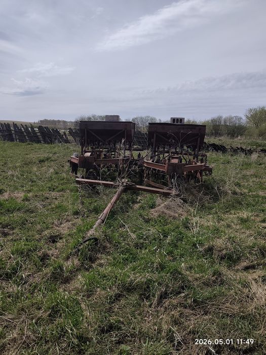 Продам гусеничный трактор ДТ-75 с сеялками