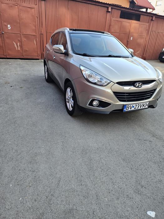 Hyundai ix35 blue drive