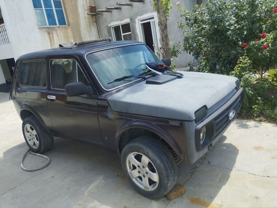 Lada niva 2121 sotiladi