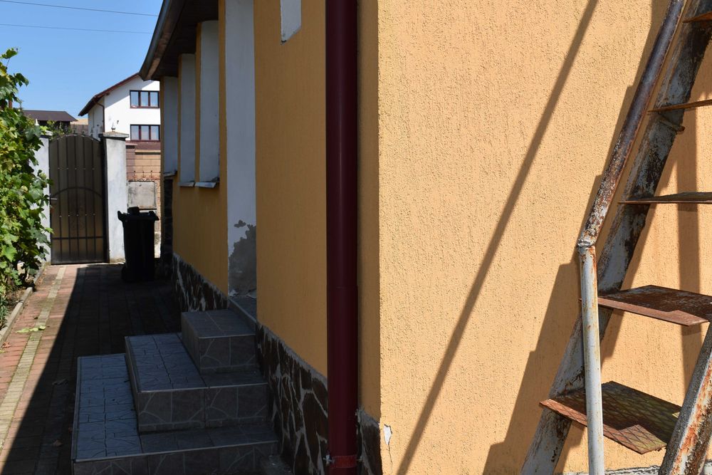 Vand casa, anexe gospodaresti si gradina
