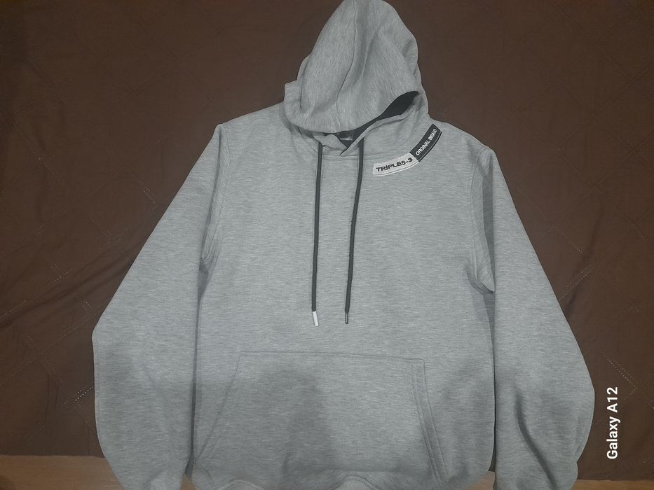 Продавам сив  суичър