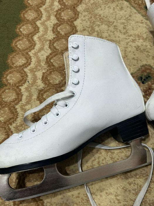 Продам фигурные коньки