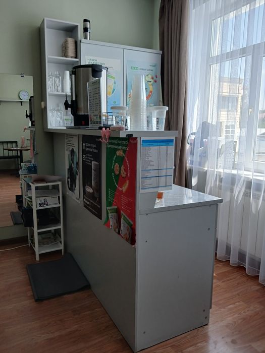 Барная стойка и зеркало