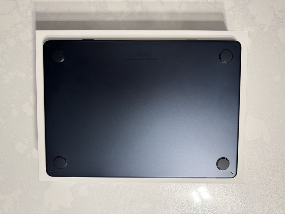 MacBook Air 13 inch M4 16GB/256GB + Husa premium inclusa