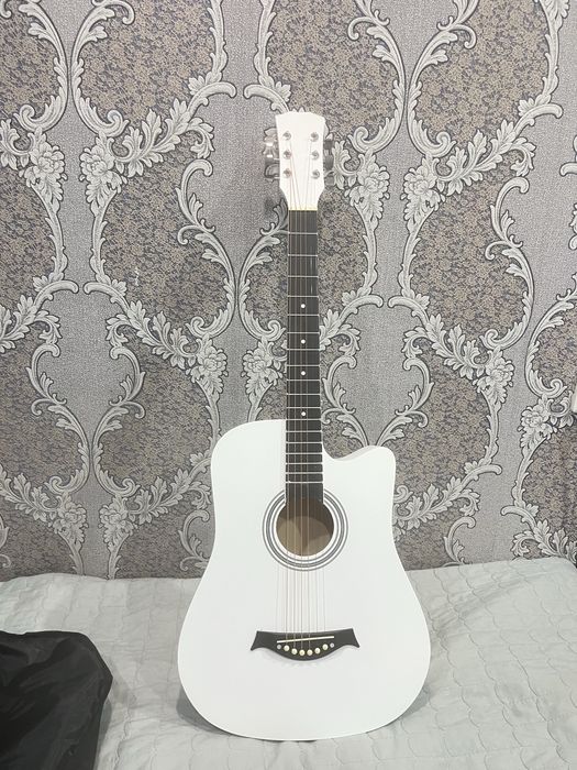 Акустическая гитара белого цвета