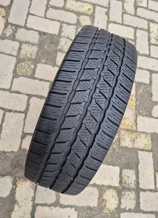 O bucată 215/65 R16C M+S iarnă - una Continental