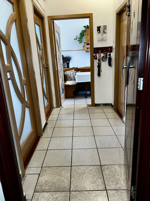 Vând apartament - 2 camere + debara, boxă la beci, spațiu în pod și loc de parcare -Piața mică