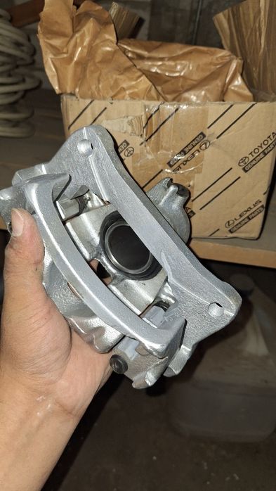 Суппорт тормозной задний Toyota Prado 120 / Lexus 470