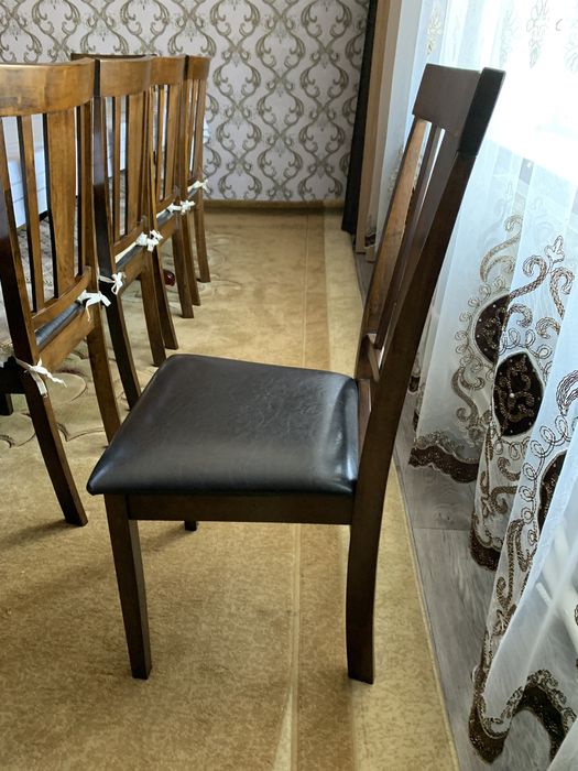 Стол и стулья почти новый