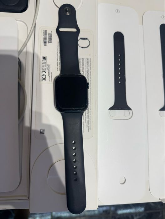 Vând Apple Watch Series 7, varianta de 45mm, culoare Midnight