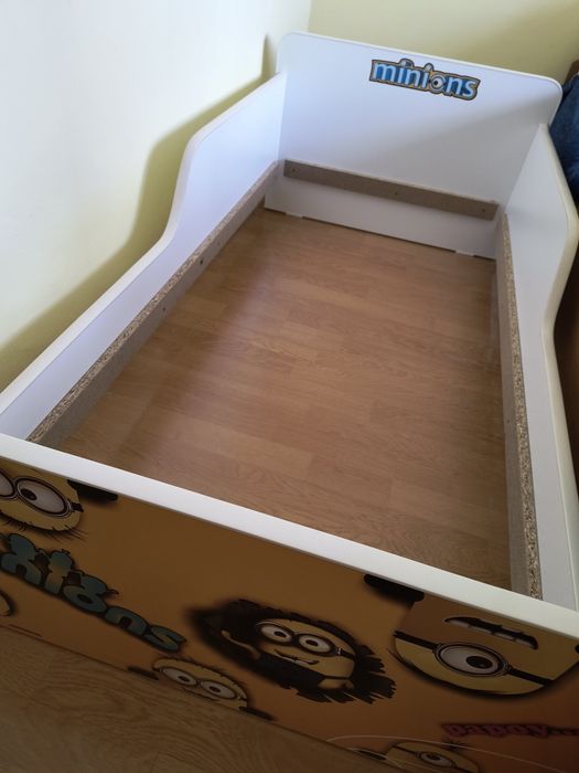 Pat copil  cu minioni .