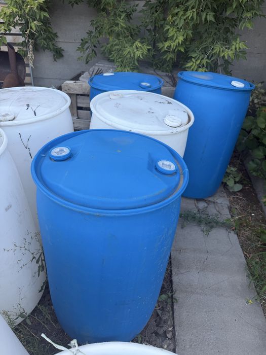 Продам пластиковые бочки 200 л