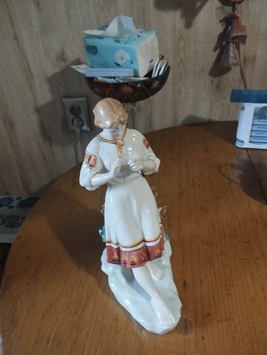 Статуэтка Девушка с ромашкой.Гадание